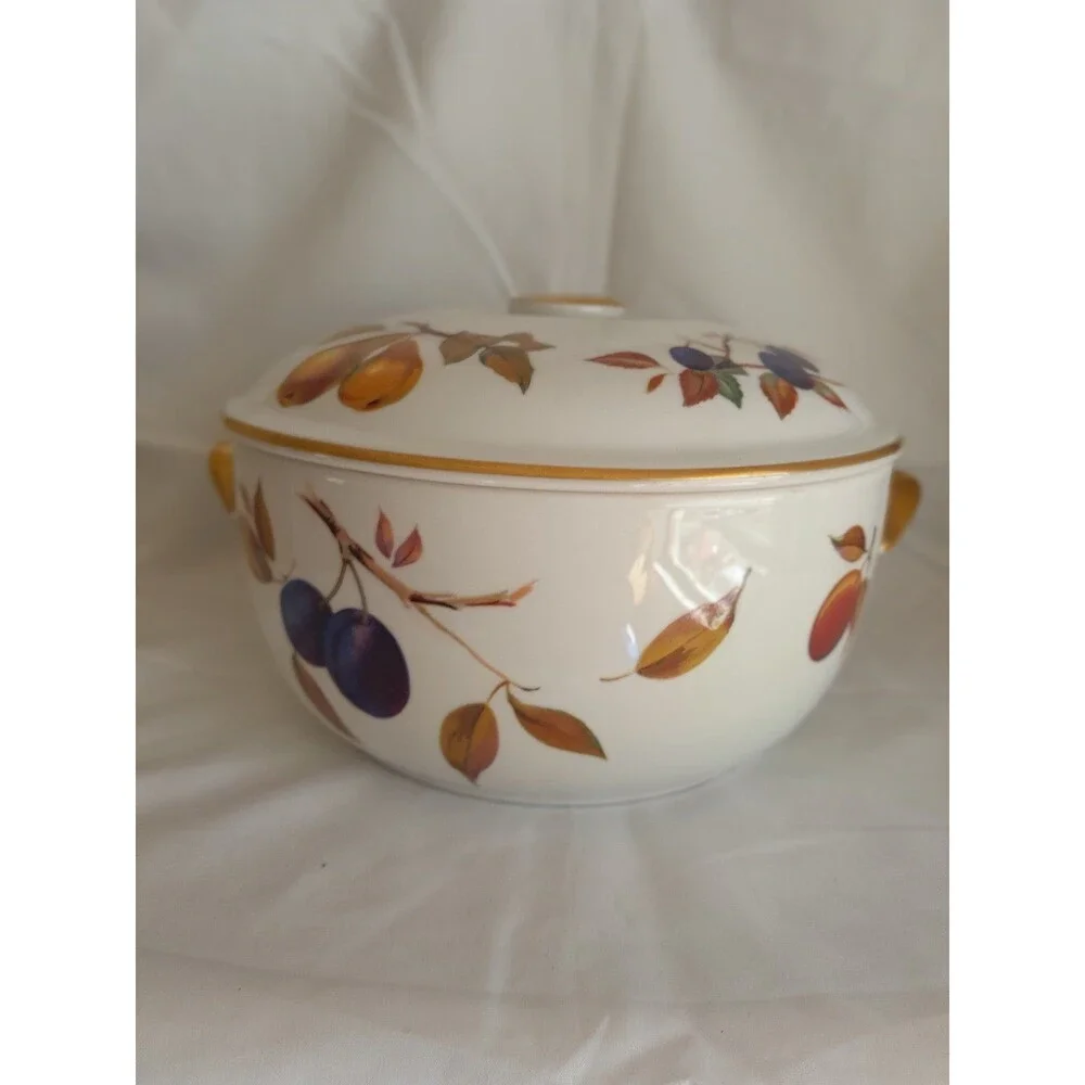 Royal Worcester round casserole with lid